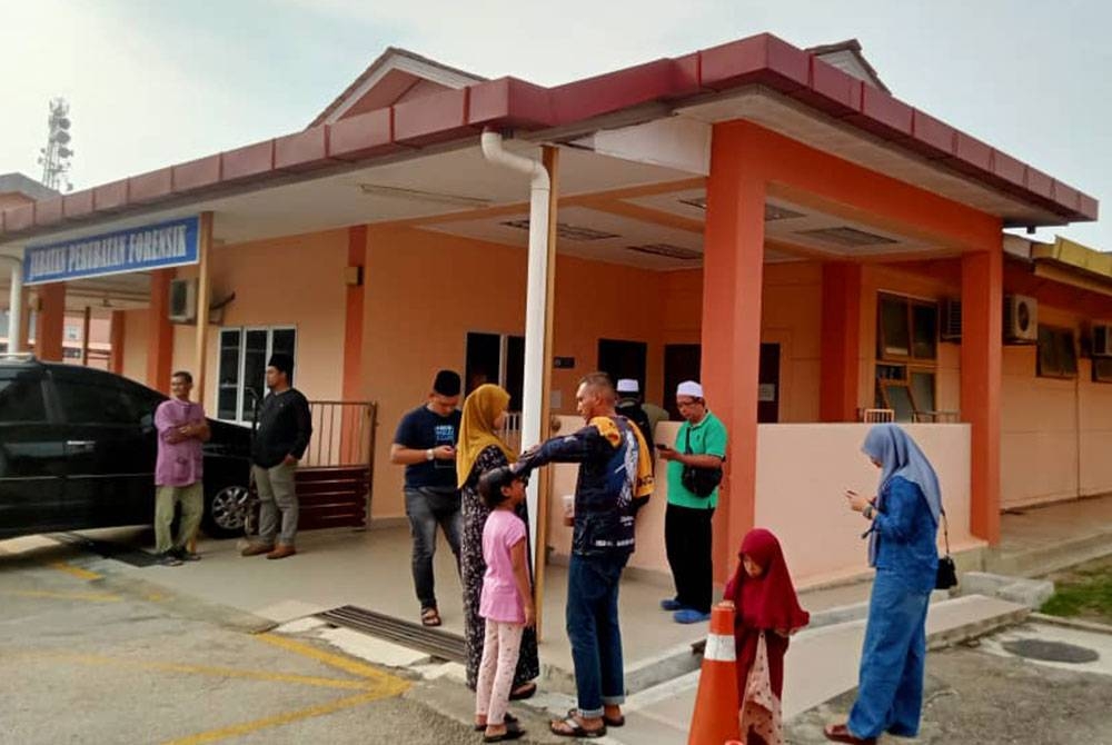 Keadaan di Unit Forensik Hospital Segamat dipenuhi keluarga dan saudara mara.