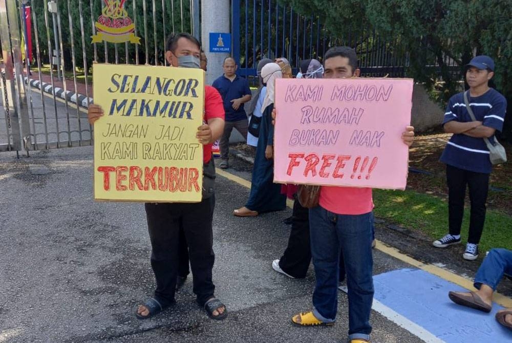 Serahan memorandum di Bangunan Sultan Salahuddin Abdul Aziz Shah pada Rabu.