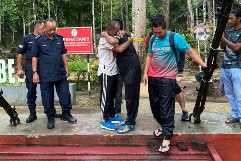 Mangsa yang dikhuatiri hilang berpelukan bersama keluarga ketika dijumpai selamat selepas melakukan aktiviti mendaki Gunung Tebu sejak 31 Ogos lalu. - Foto JBPM