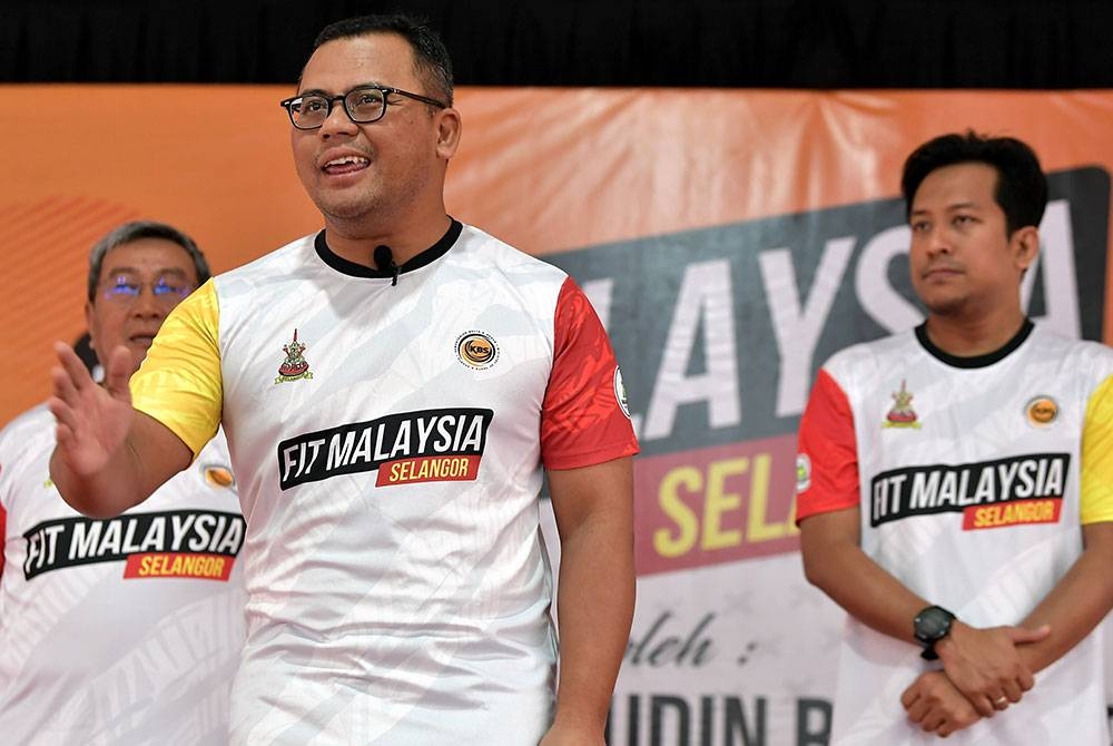 Amirudin (tengah) berucap pada Program Fit Malaysia Selangor 2023 di Gamuda Cove Central Park, Kuala Langat, pada Sabtu. - Foto Bernama