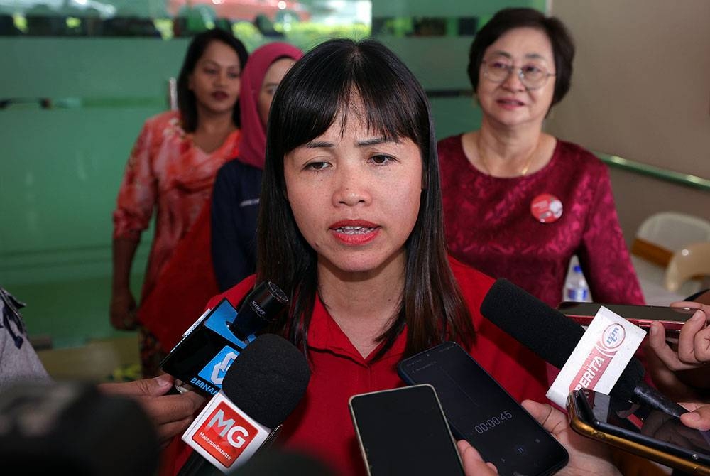 Nie Ching yang juga Setiausaha Wanita Pakatan Harapan Malaysia bercakap dengan pengamal media selepas hadir pada Himpunan Wanita Perpaduan Johor di Dewan Cerebral Palsy, pada Sabtu. - Foto Bernama