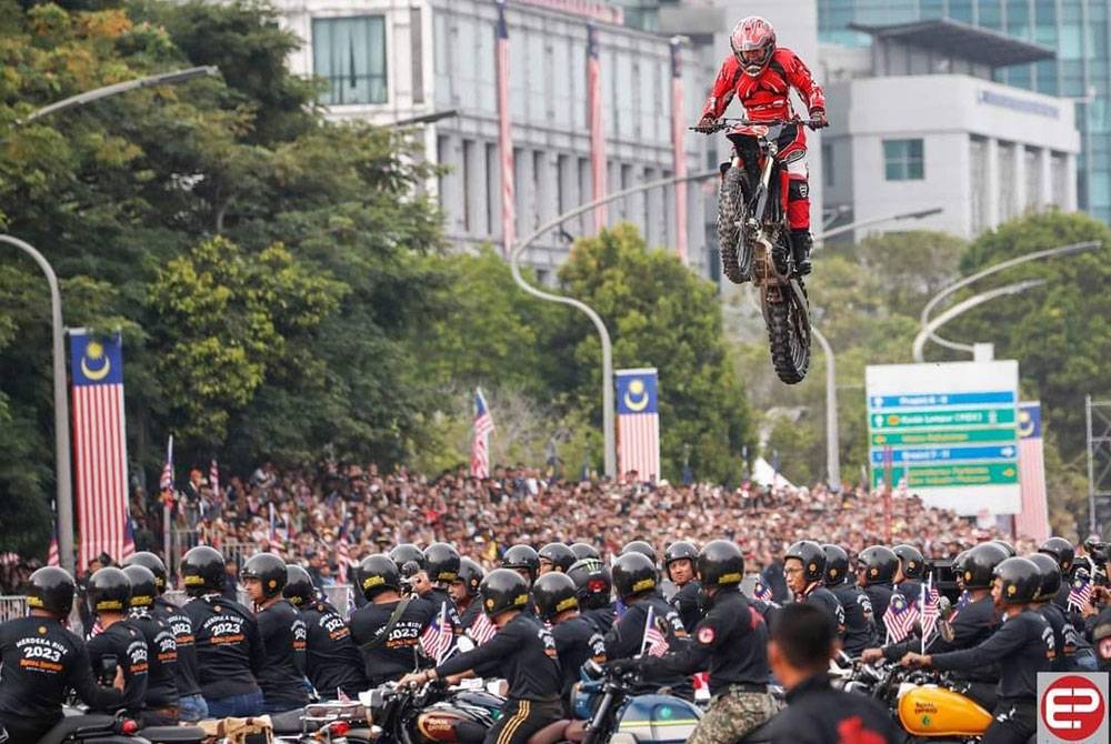 Saidatul ketika melakukan aksi lompatan merentasi 66 buah motosikal Royal Enfield pada sambutan Hari Kebangsaan 2023 di Dataran Putrajaya, Putrajaya, Khamis lalu.