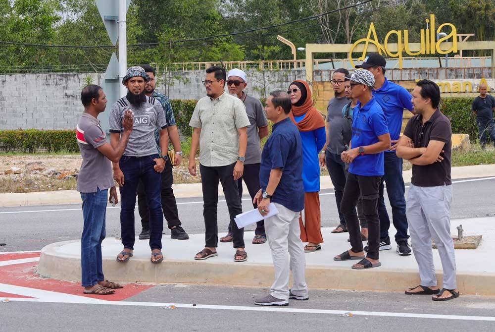 Harrison (tiga dari kiri) mendengar keluhan penduduk di Jalan Bukit Cherakah di sini yang memohon pembinaan simpang empat dan lampu isyarat bagi mengelak kesesakan terutama pada waktu puncak.