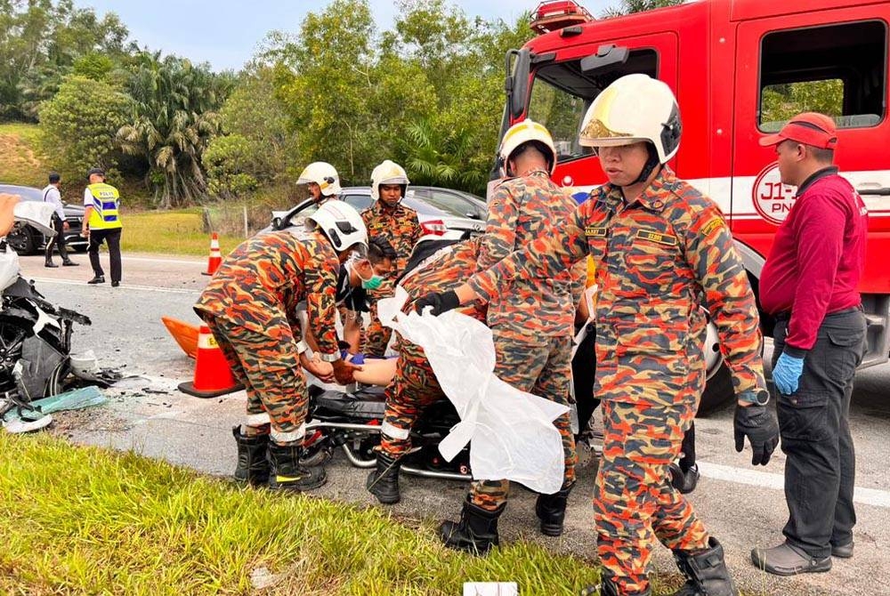 Anggota bomba mengeluarkan mangsa kemalangan di Lebuhraya Senai-Desaru pada Sabtu.