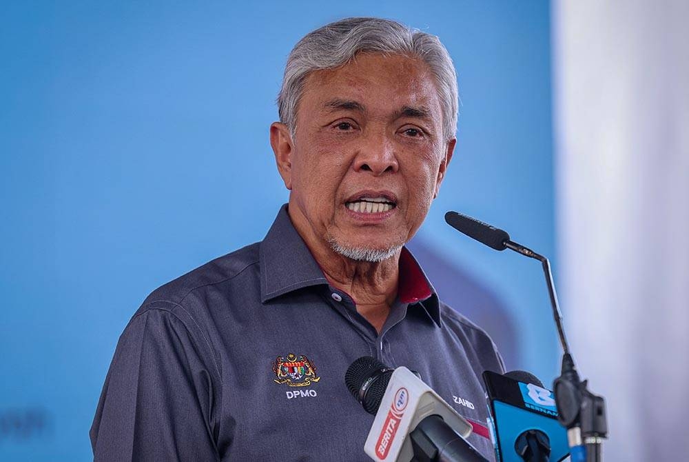 Ahmad Zahid berucap ketika hadir pada Majlis Perasmian Penutup Sentuhan Kasih Desa Simpang Jeram di Sungai Abong Muar. - Foto Bernama