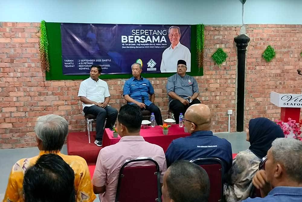 Muhyiddin ( tengah) pada sesi dialog bersama NGO di Kempas pada Sabtu.