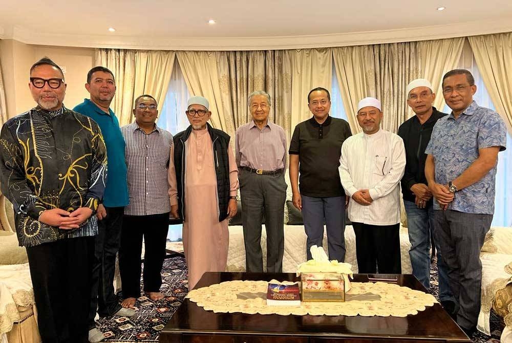 Muhammad Sanusi (tiga dari kiri), Abdul Hadi (empat dari kiri), Mahathir (tengah), Ahmad Samsuri (empat dari kanan), Mohd Nassuruddin (tiga dari kanan), Mohd Shukri (dua dari kanan) dan Takiyuddin (kanan) ketika mengadakan pertemuan di kediaman Mahathir pada Sabtu.