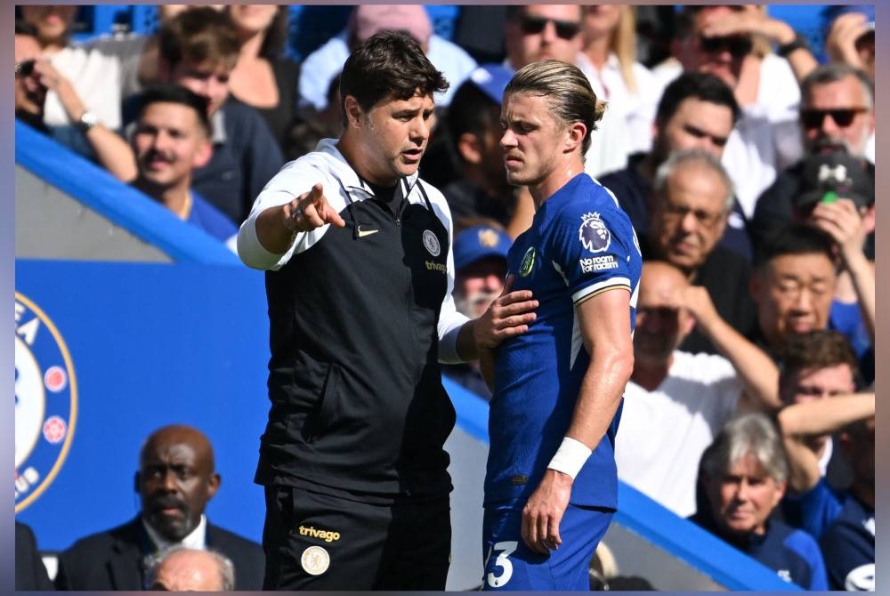 Pochettino (kiri) memberikan arahan kepada Conor Gallagher ketika aksi menentang Forest pada Sabtu. - Foto AFP