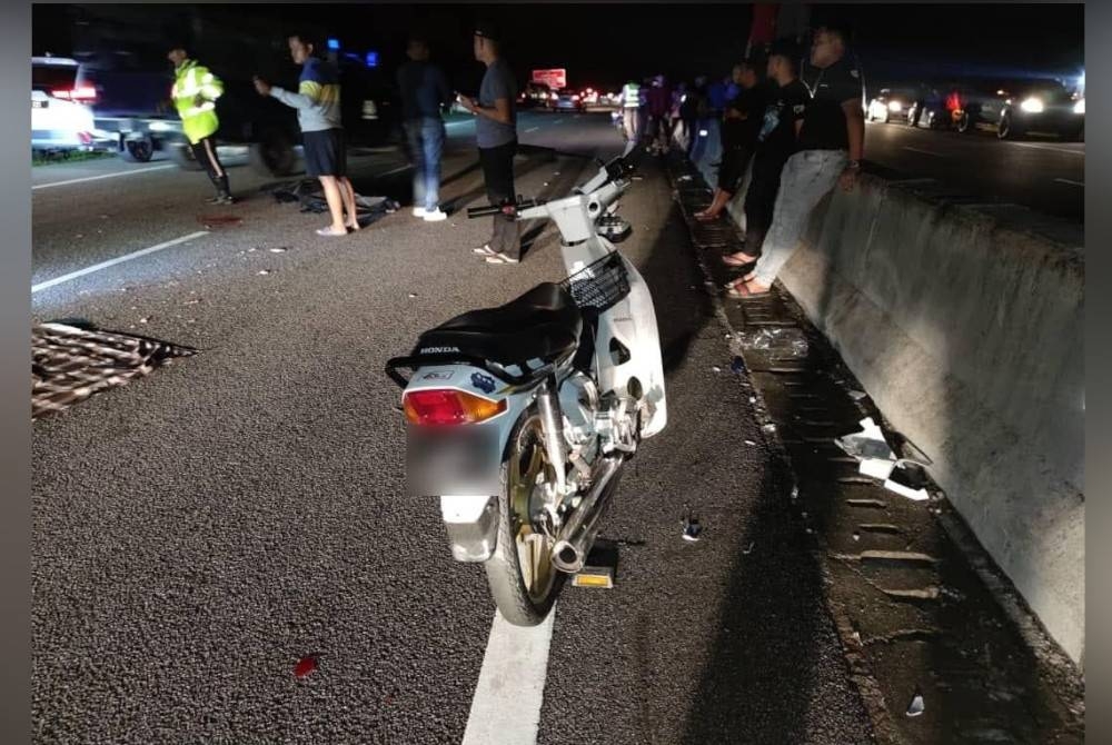 Keadaan lokasi kejadian dalam kemalangan di KM9.7 Lebuhraya Kota Bharu-Ketereh pada Jumaat.