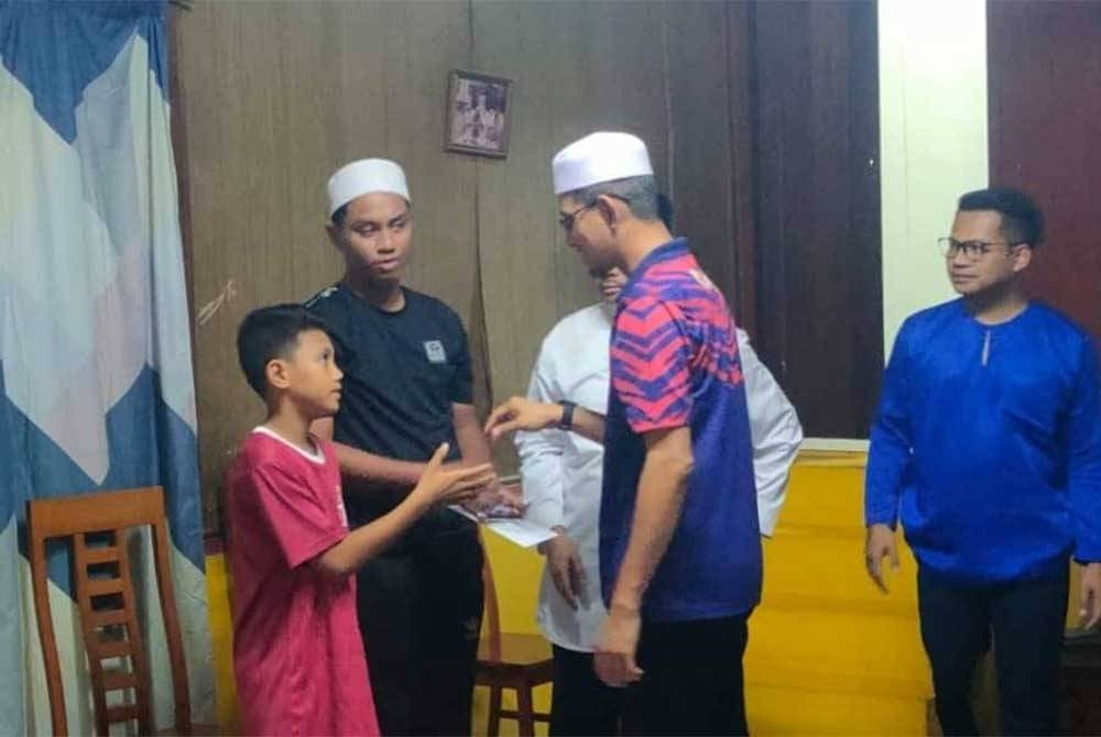 Mohd Fared melawat Abdul Rahman di Kampung Parit Lapis, Parit Jawa, Muar pada Sabtu. - Foto Facebook Mohd Fared Mohd Khalid