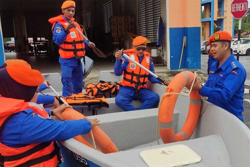 Saifuddin (kanan) bersama anggota APM Kota Setar memeriksa peralatan bot penyelamat sebagai persediaan menghadapi Monsum Timur Laut di Pejabat APM Kota Setar pada Ahad.