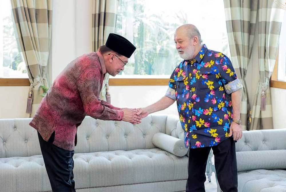 Sultan Ibrahim menerima menghadap Perdana Menteri di Istana Pasir Pelangi pada Ahad. - Foto Royal Press Office