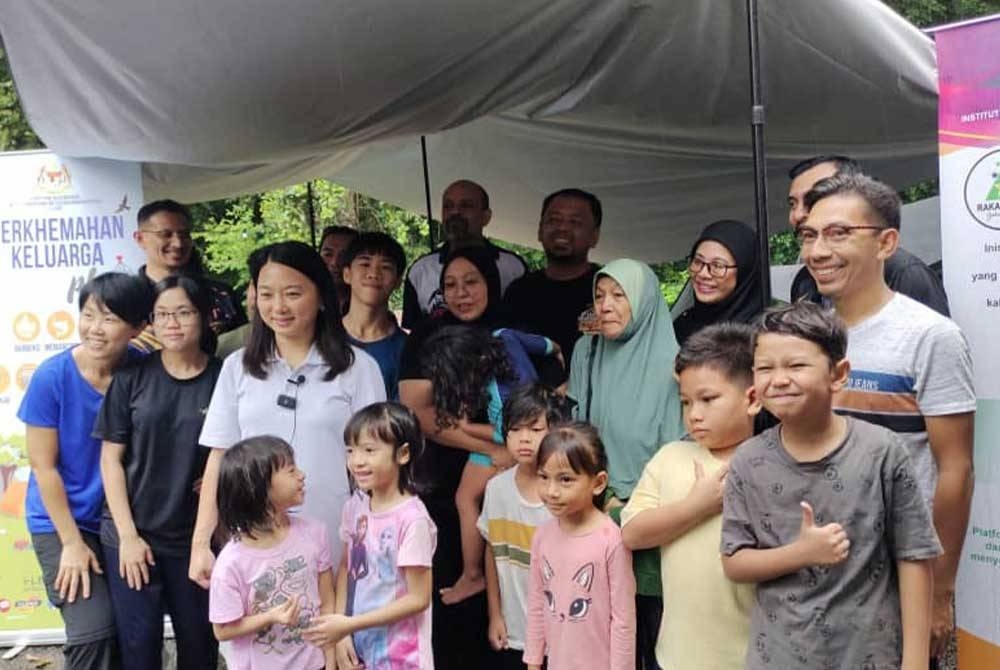 Hannah (tiga dari kiri) bersama peserta perkhemahan di Kem Wawasan Negara Ulu Sepri, Rembau pada Ahad.