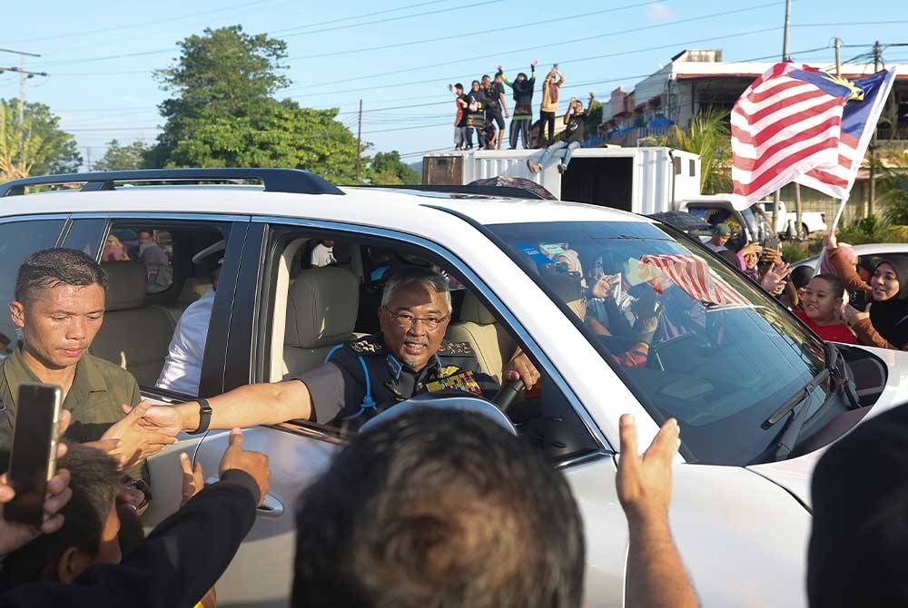 Al-Sultan Abdullah dan Tunku Azizah berkenan beramah mesra bersama orang ramai sempena Kembara Kenali Borneo di Jalan Batu 8, Tawau pada Ahad. - Foto Bernama