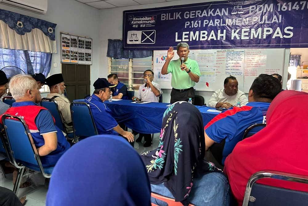 Mohamad memberi taklimat kepada jentera BN di PDM Permatang Kempas, Johor Bahru pada Ahad.