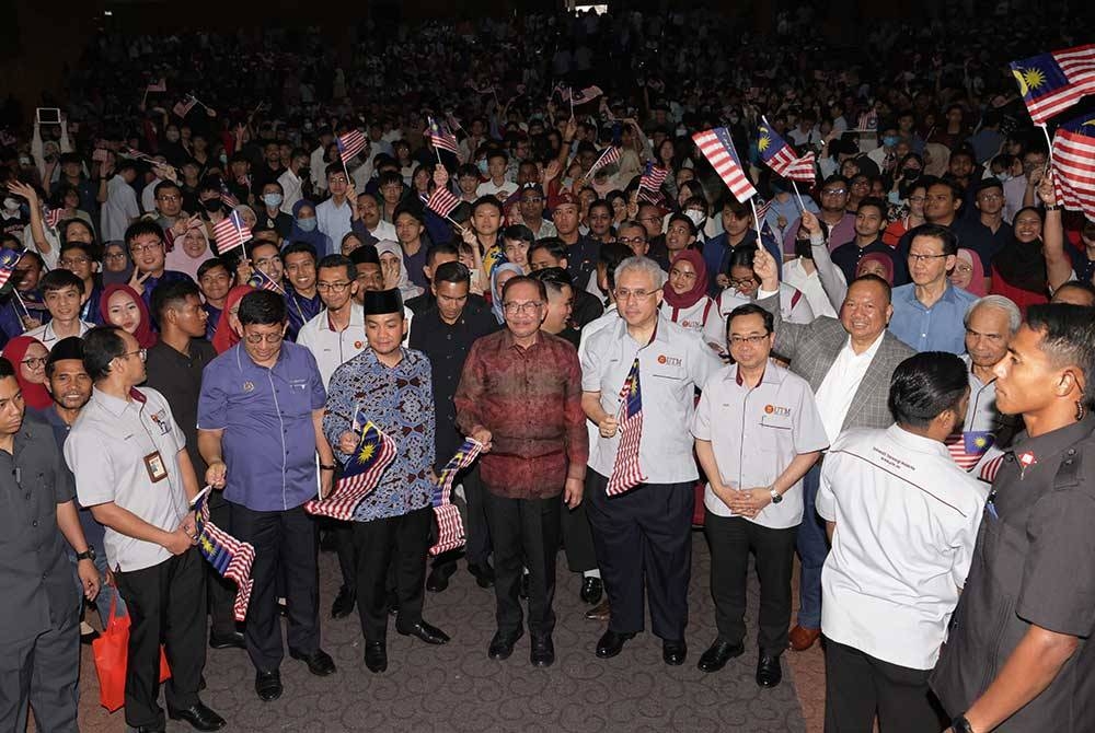 Anwar (tengah) bergambar bersama siswa dan siswi UTM pada Program Temu Anwar di Dewan Sultan Iskandar UTM Johor Bahru pada Ahad. - Foto: Bernama