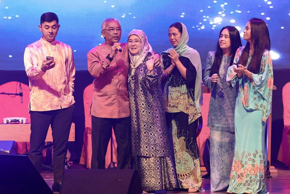 Al-Sultan Abdullah berkenan menyanyi bersama Tunku Azizah Aminah Maimunah Iskandariah dan anakanda-anakanda baginda selepas melancarkan Kembara Kenali Borneo di Dewan Masyarakat pada malam Ahad. - Foto: Bernama