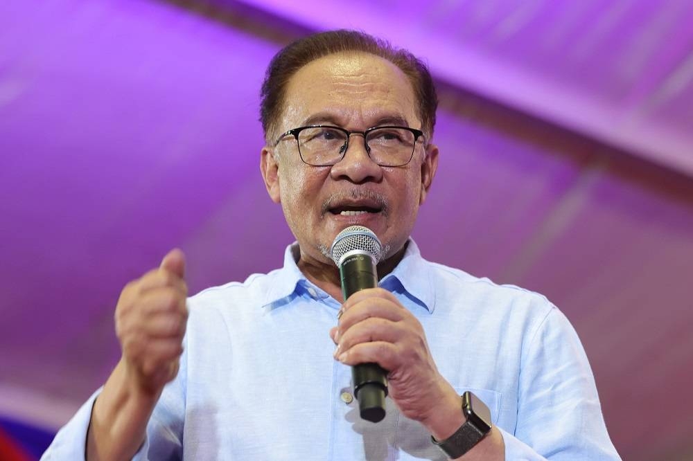  Anwar ketika berucap pada Majlis Ceramah Mega Perpaduan Madani di Taman Rekreasi Taman Uda Utama pada malam Ahad. - Foto: Bernama