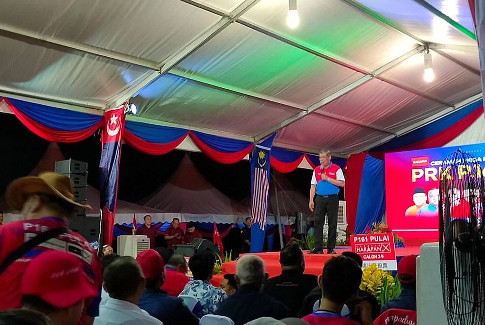 Mohamad Sabu berucap pada Ceramah Mega Perpaduan Madani di Taman Uda Utama, pada Ahad malam.