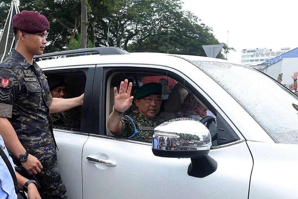 Al-Sultan Abdullah dan Tunku Azizah Aminah berkenan memulakan perjalanan Kembara Kenali Borneo di Bulatan 0KM Padang Perbandaran Tawau, pada Isnin. - Foto Bernama