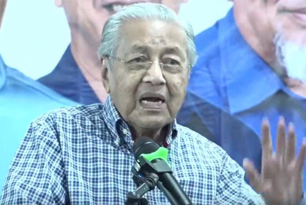 Mahathir ketika berucap pada Ceramah Mega Perikatan Nasional (PN) di Simpang Jeram pada Ahad.