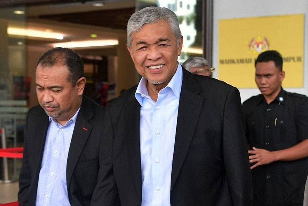 Ahmad Zahid Hamidi (depan, kanan).