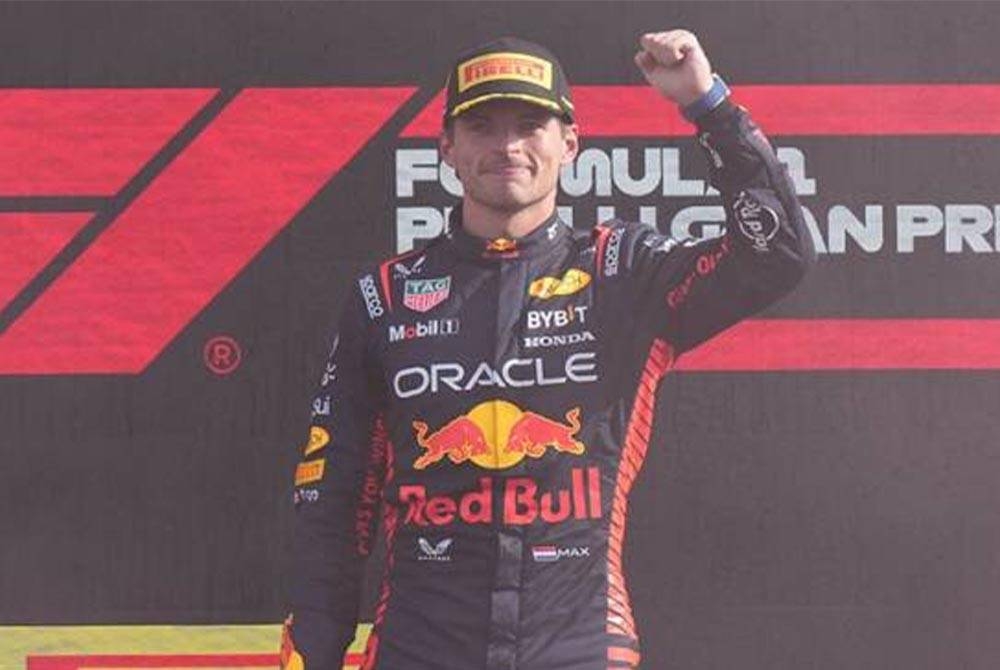 Verstappen meraikan kejayaan di podium selepas memenangi perlumbaan F1 Grand Prix Itali, di litar lumba Monza, Itali, 3 Sept 2023. - Foto AP