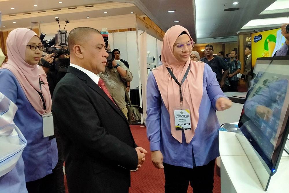 Saarani melawat ruang pameran sempena Program Aspirasi Geospastial Negeri Perak di Dewan Bankuet, Bangunan Perak Darul Ridzuan di Ipoh pada Isnin.