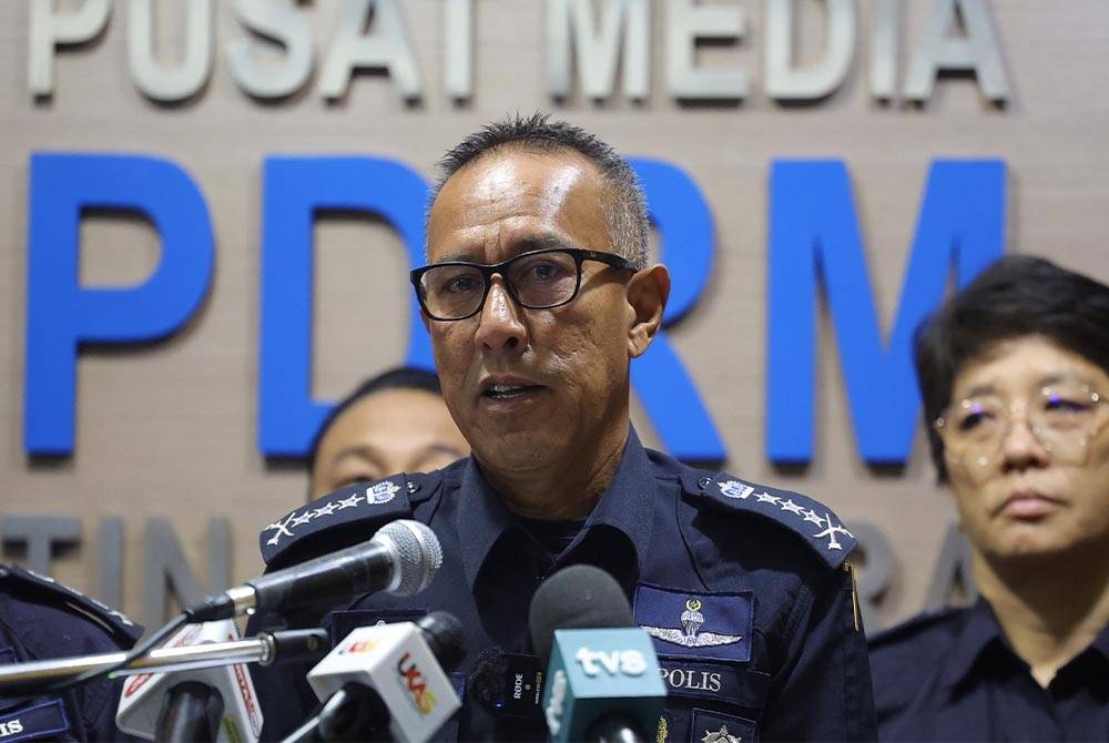 Mohd Azman pada sidang media berhubung operasi sempena Kembara Kenali Borneo Agong di Ibu Pejabat Kontinjen Polis Sarawak, pada Isnin. - Foto Bernama