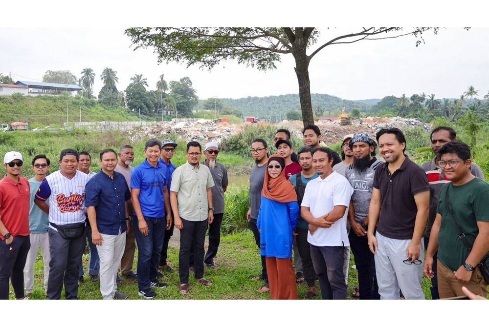 Harrison (depan lima dari kiri) bersama penduduk meninjau kawasan pelupusan sampah yang mengganggu penduduk di Puncak Alam.