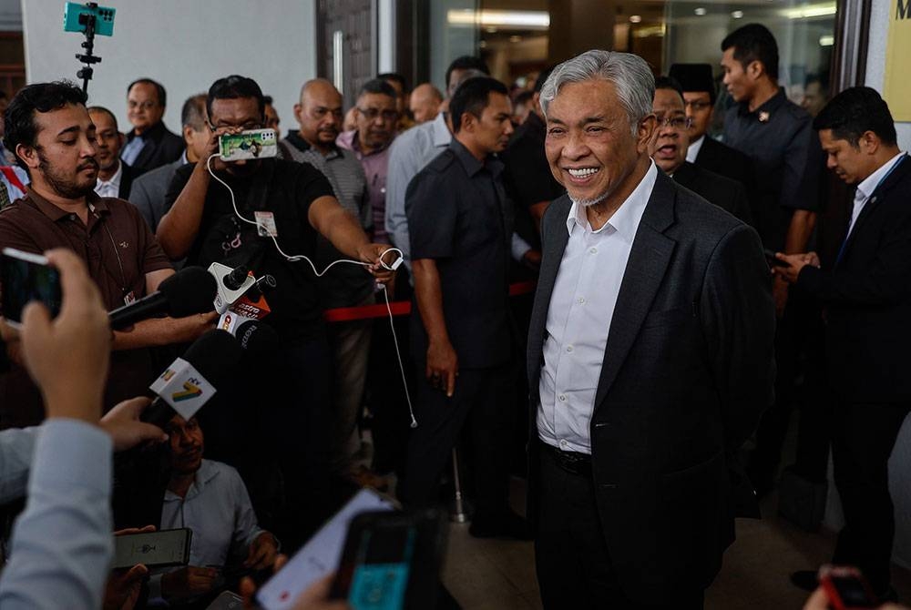 Datuk Seri Dr Ahmad Zahid Hamidi di pekarangan Mahkamah Tinggi Kuala Lumpur pada Isnin. - Foto Bernama