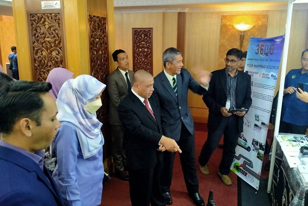 Saarani (tengah) ketika melawat reruai pameran selepas merasmikan Program Aspirasi Geospastial Negeri Perak di Dewan Bankuet, Bangunan Perak Darul Ridzuan di sini pada Isnin.