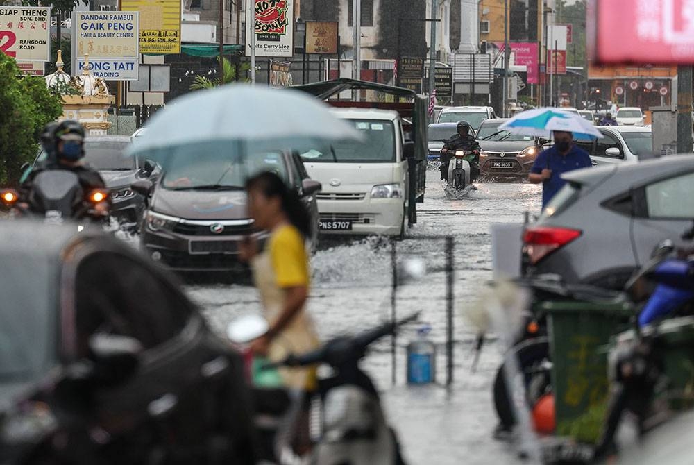 Hujan lebat selama beberapa jam mengakibatkan berlaku banjir kilat di sekitar bandaraya George Town pada Isnin. - Foto: Bernama