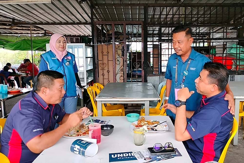 Zulkifli beramah mesra dengan pengundi di sebuah kedai makan di Taman Kempas pada Isnin.