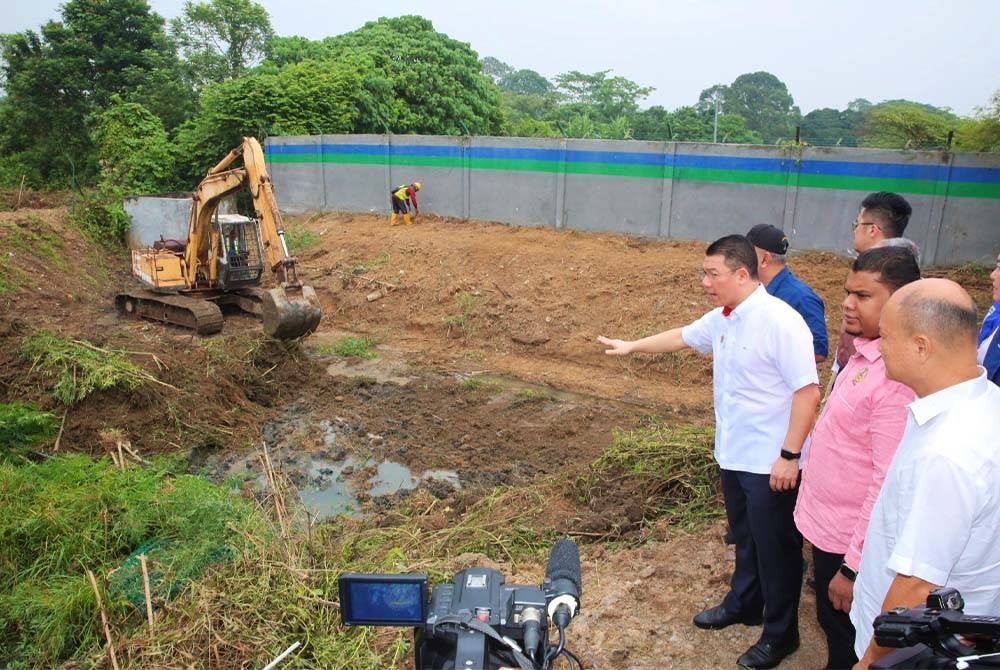 Kor Ming meninjau keadaan kolam takungan Jalan Putra Pertama sempena program Sentuhan Kasih KPKT ke Parlimen Tambun dekat Ipoh pada Isnin.