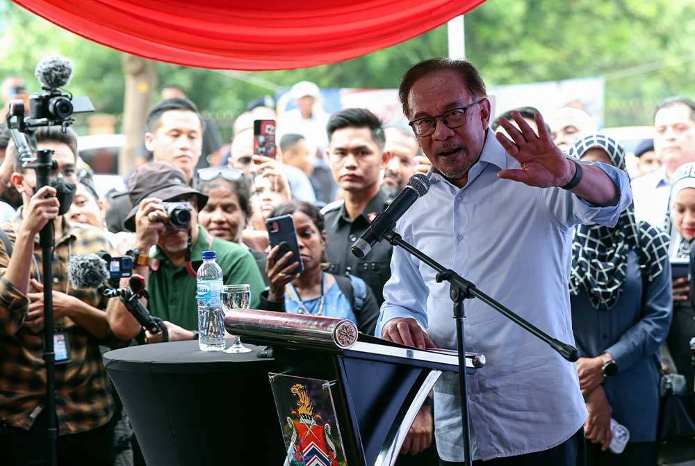 Anwar berucap pada Majlis Pelancaran Program Lestari Niaga @ Kuala Lumpur D’Medan Selera Madani di Kompleks Tun Sambanthan pada Isnin. - Foto Bernama