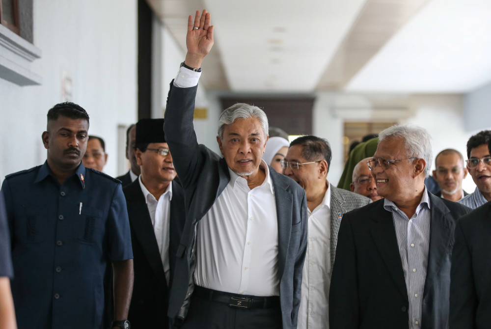 Ahmad Zahid (dua dari kiri) ketika di Mahkamah Tinggi Kuala Lumpur pada Isnin. Foto: Bernama