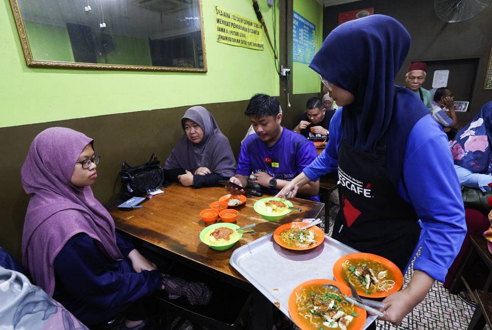 Bandar diraja Johor, Muar, bagaikan tak menang tangan menyambut kehadiran pengunjung luar yang lebih daripada kebiasaan, lebih-lebih lagi dengan PRK Simpang Jeram. Foto: Bernama