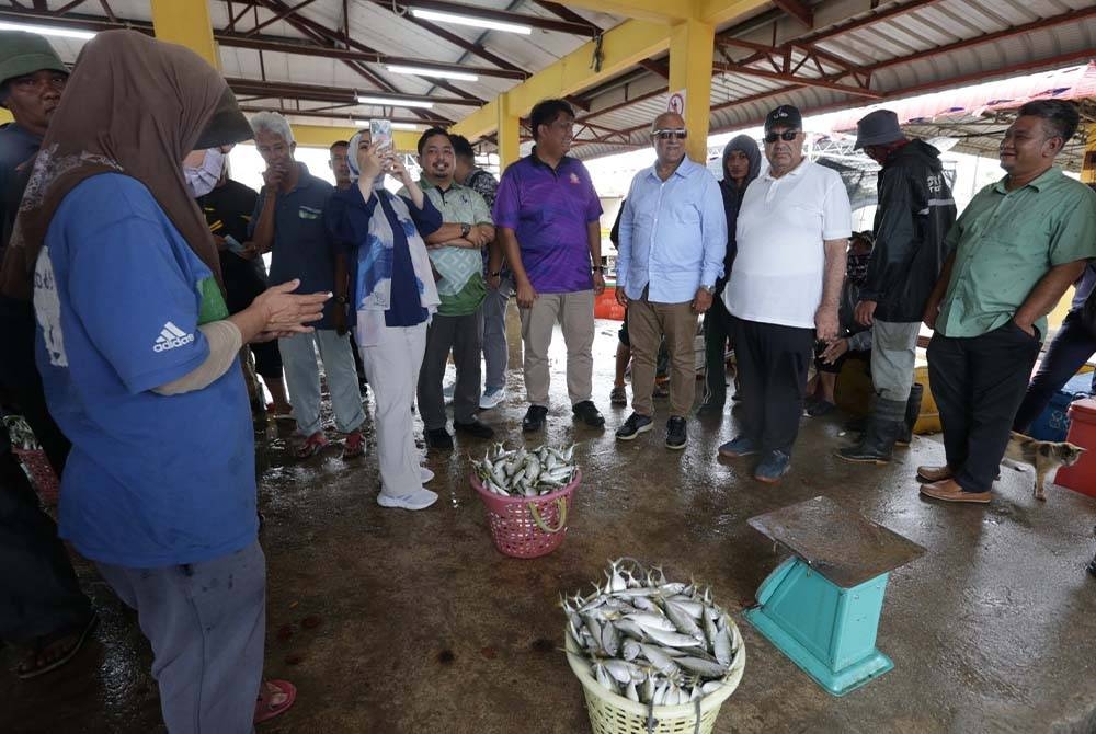 Delegasi Mesir yang juga wakil AARDO diberi kesempatan meninjau operasi Pasar Bisik iaitu lokasi pendaratan dan pusat jualan ikan di Kuala Muda, Kedah.