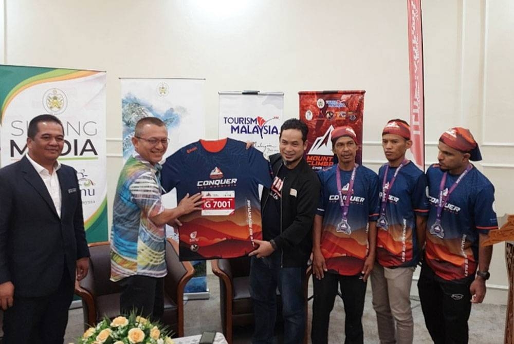 Razali (dua dari kiri) pada Majlis Sidang Media dan Penyerahan Penajaan Mount Tebu Climbathon Challenge (MTCC) 2023 di Wisma Darul Iman, di sini pada Isnin.