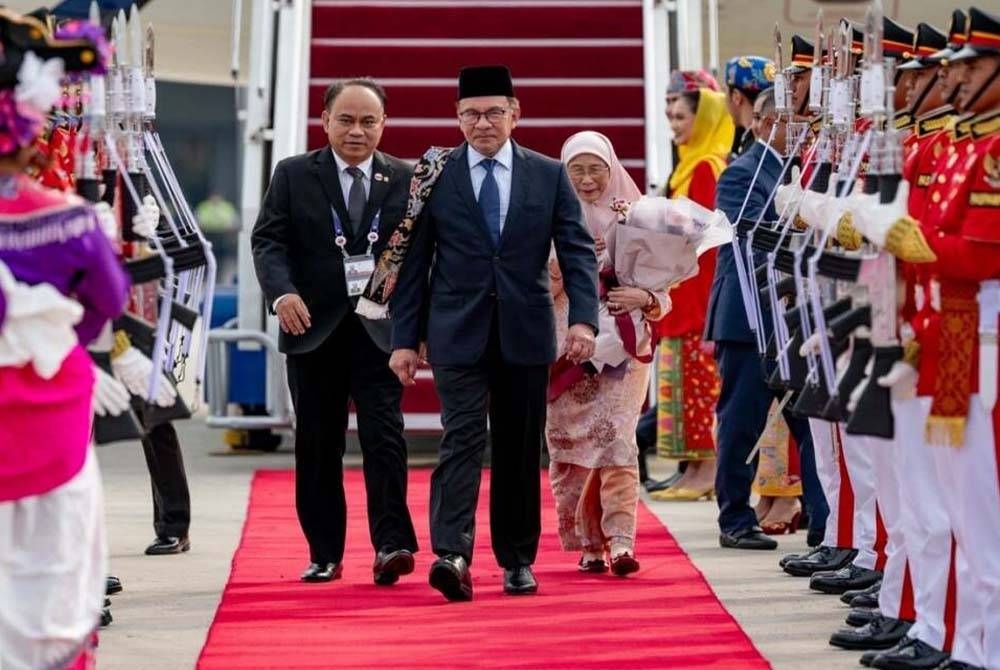 Anwar bersama Wan Azizah selamat tiba di ibu kota Indonesia bagi menghadiri Sidang Kemuncak ASEAN Ke-43. - Foto Bernama