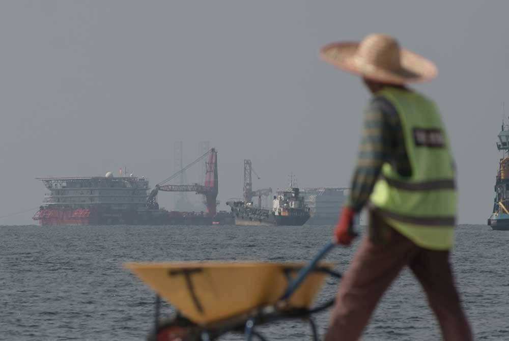 Pemandangan berjerebu dengan bacaan IPU 76 ketika tinjauan sehingga tengah hari tadi di sekitar pulau Labuan hari ini.   - Foto Bernama