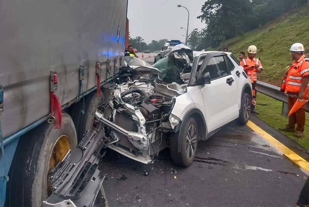 Perodua Ativa dipandu mangsa merempuh sebuah lori kontena yang berhenti di Kilometer 249.9 Lebuhraya PLUS.