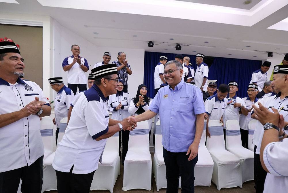 Shamsul Anuar (tengah) beramah mesra dengan veteran polis yang hadir pada Program Minum Petang dan Ramah Mesra Bersama Persatuan Pesara Polis Johor cawangan Muar di Pejabat UMNO Bahagian Muar hari ini. - Foto Bernama