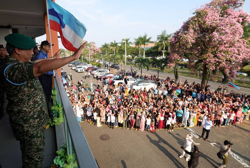 Al-Sultan Abdullah berkenan melambaikan tangan kepada rakyat jelata yang setia menanti keberangkatan tiba Seri Paduka Baginda di Pejabat Keselamatan Khas Pantai Timur Sabah (ESSCom) sempena Kembara Kenali Borneo. - Foto Bernama