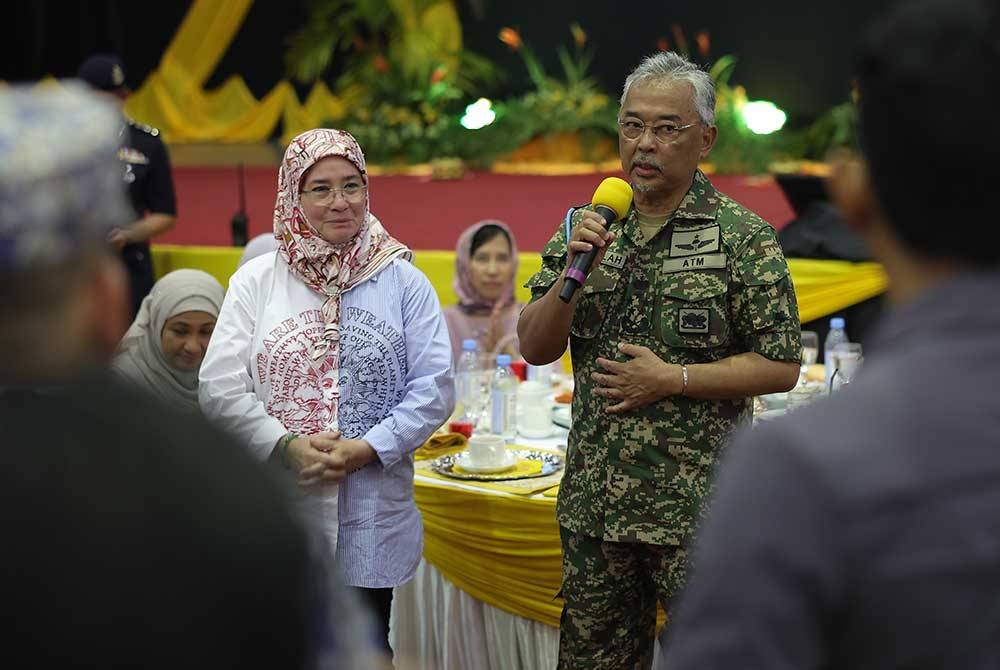 Al-Sultan Abdullah dan Tunku Azizah berkenan bertitah pada Majlis Santapan Bersama Masyarakat Lahad Datu di Dewan Perdana malam ini. - Foto Bernama