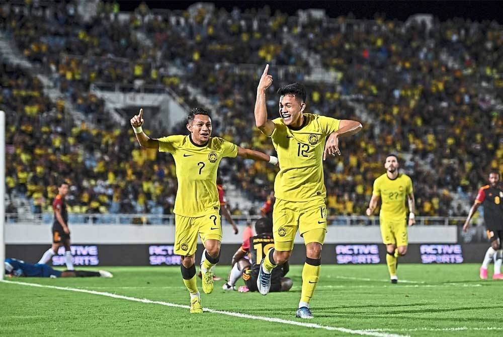 Arif Aiman (kanan) meraikan jaringan bersama Faisal Halim pada perlawanan Persahabatan Antarabangsa Tier 1 antara Malaysia lawan Papua New Guinea di Stadium Sultan Mizan Zainal Abidin pada Jun lalu. - Foto Bernama