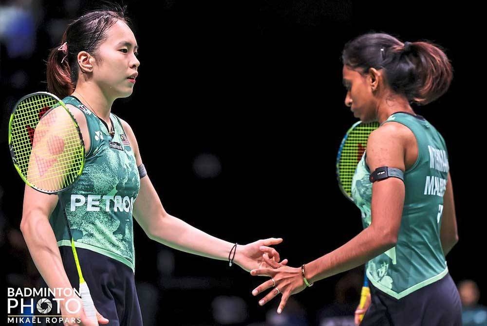 Pearly (kiri) dan Thinaah - Badminton Photo