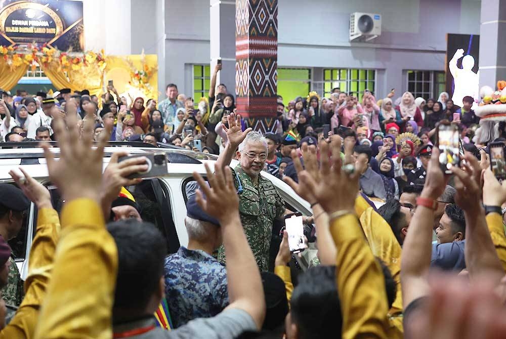 Al-Sultan Abdullah berkenan melambaikan tangan sebelum berangkat pulang selepas Majlis Santapan Bersama Masyarakat Lahad Datu di Dewan Perdana malam ini. - Foto Bernama