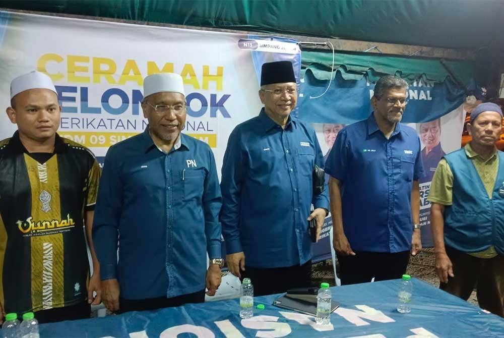 Annuar (tiga dari kanan) ketika hadir pada Ceramah Kelompok PN di UDM 09 Kampung Jeram pada malam Isnin.